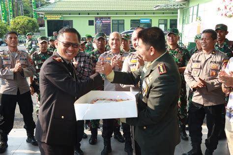 Kapolresta Berikan Kejutan Hangat Untuk Dandim 1007 BJM BERNAS Id