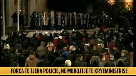 Çahet kordoni policor protestuesit qëllojnë dyert e godinës së