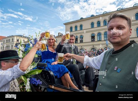 Muenchen Trachten Und Schuetzenzug Beim Muenchner Oktoberfest Auf