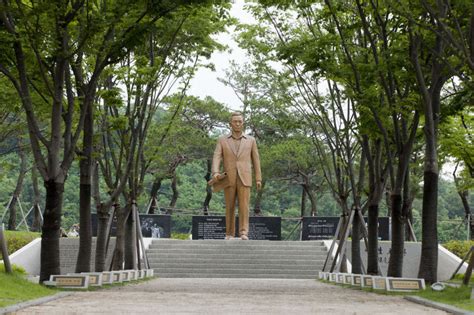 경북도청 앞 박정희 전 대통령 동상 계승이냐 우상화인가 시민단체 각축 영남일보 사람과 지역의 가치를 생각합니다