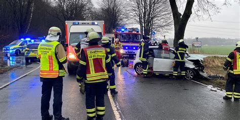 Spektakuläre Rettung nach Unfall Feuerwehr schneidet Autodach ab