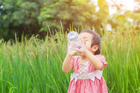 Belle Eau Potable De Petite Fille Image Stock Image Du Sain