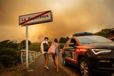 Waldbrand Starker Wind Erschwert L Scharbeiten Auf Teneriffa Zeit Online