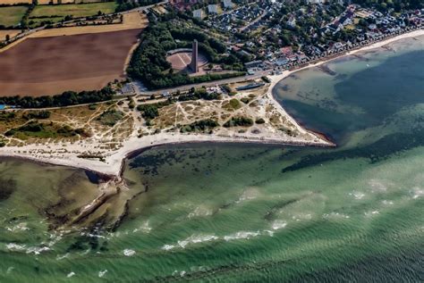 Laboe von oben Marine Ehrenmal als Wahrzeichen der Kieler Förde in