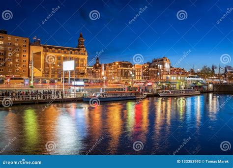 Ciudad De Amsterdam Con Los Barcos En El Canal En Holanda Foto De