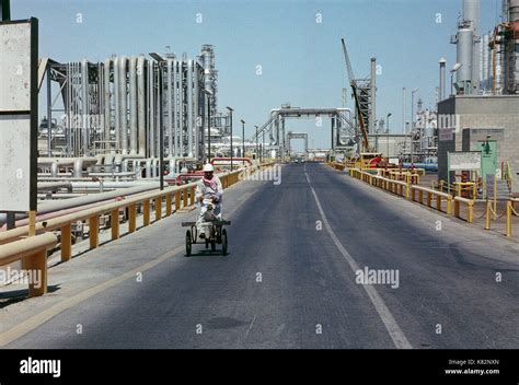 The world's largest oil refinery at Ras Tanura in Saudi Arabia ...