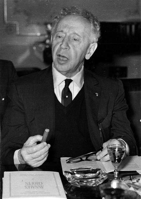 Plano Medio De Arthur Rubinstein Sentado Con Un Puro En Su Mano