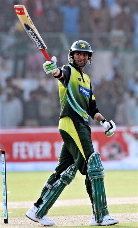 Shoaib Malik acknowledges the cheers on reaching his hundred ...