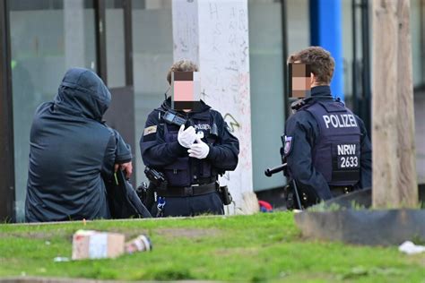 Krefeld Polizei mit Hundertschaft im Einsatz gegen Clankriminalität