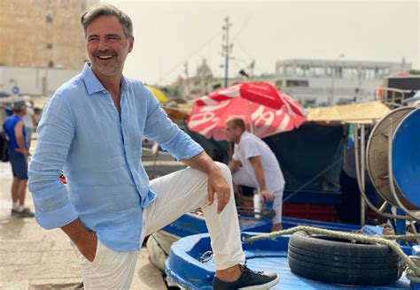 Beppe Convertini Conduttore Rai Azzurro Storie Di Mare Tvblog