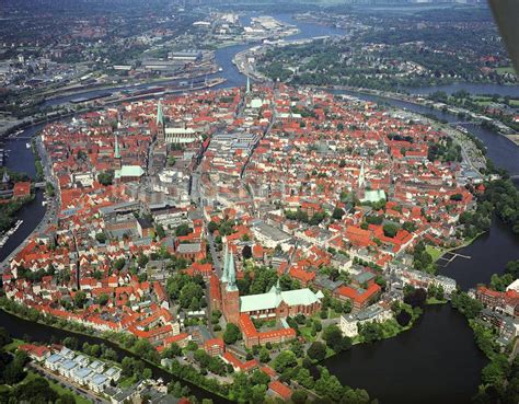 Lübeck von oben Stadtansicht vom Altstadtzentrum in Lübeck