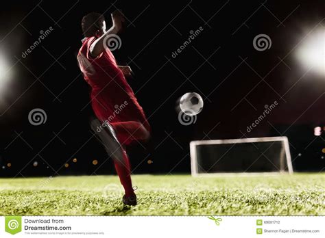 Dois Jogadores De Futebol Que Retrocedem Uma Bola De Futebol No Jogo