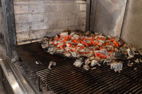 Assado Ou Asado Argentino Típico Madeira Ardente Na Grade E Nos Carvões