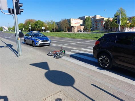 Wypadek na rondzie w Łomży 10 letni rowerzysta wpadł pod samochód