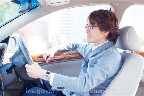 【自動車を運転する男性】の画像素材21864623 写真素材ならイメージナビ