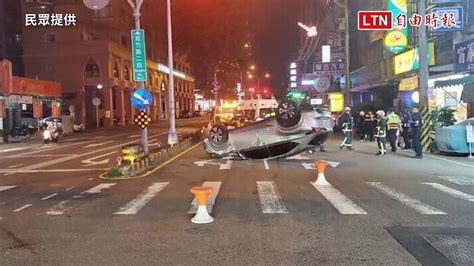 撞擊片！台中休旅車突左偏 猛撞分隔島「烏龜翻」（民眾提供警方提供） 自由電子報影音頻道