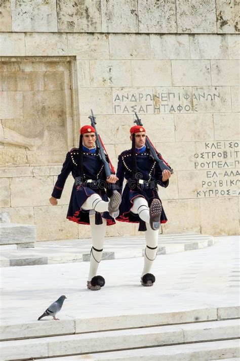 Los Soldados Griegos Evzones Se Vistieron En Uniforme De Vestido Lleno