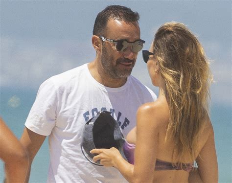Juanma Castaño y Helena Condis, arrumacos y amor en las playas de Cádiz
