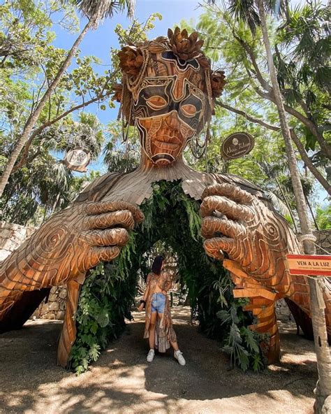 F R A N V A R E L As Instagram Post VEN A LA LUZ Escultura Madre