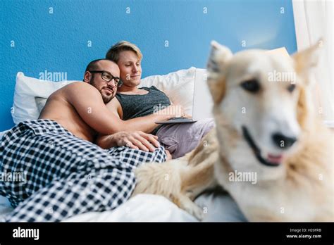 Deux Hommes Gay Au Lit Banque De Photographies Et Dimages Haute R Solution Alamy