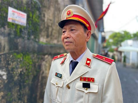 Visiting General Secretary Nguyen Phu Trong With Steel Crutches