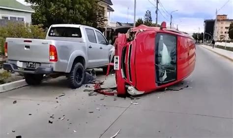 Borracho Choco Cinco Vehiculos Estacionados Y Volco Termino