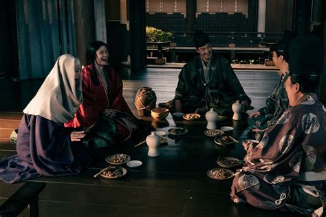 大河ドラマ「鎌倉殿の13人」第37話。北条家久々の集い。（左から）政子（小池栄子）実衣（宮澤エマ）北条義時（小栗旬）時房（瀬戸康史）時政（坂東