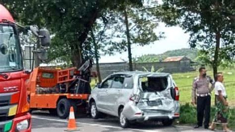 Kecelakaan Karambol Di Jalan Solo Jogja Libatkan Bus Mira Avanza