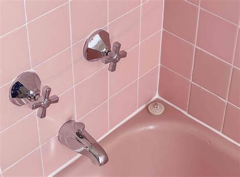 Why Southerners Will Always Treasure A Vintage Pink Tiled Bathroom