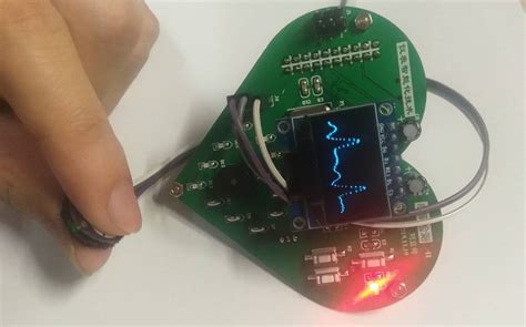 【stm32单片机设计】老人健康状态监测智能手环 心率血氧体温监测 Rfid药品识别 Gsm短信报警