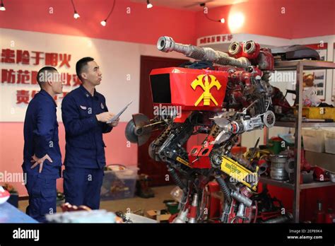 Liu Jie derecha comprueba un robot de extinción de incendios