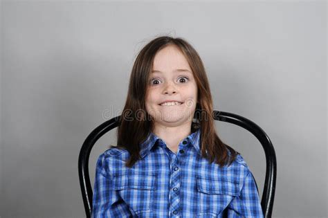 Verr Cktes M Dchen Auf Rosa Hintergrund Junge Sch Ne Frau Mit Heller Verfassung Der Brunette