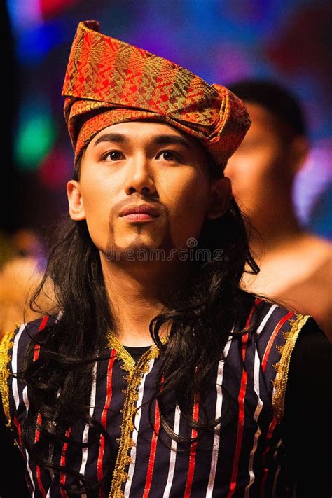 Un Potrait De Un Hombre Que Lleva El Traje Tradicional De Malasia Fotografía Editorial Imagen