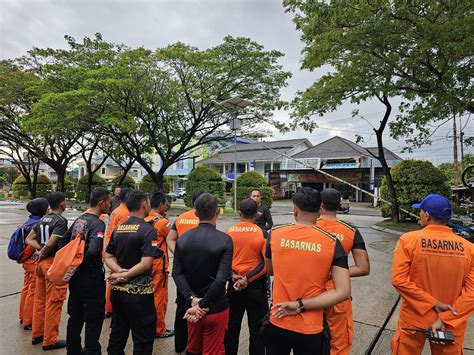 Tim Sar Gabungan Natuna Evakuasi Orang Warga Terjebak Banjir Kepri Info