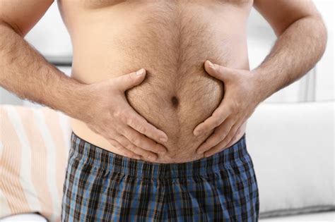 Hombre Con Panza De Cerveza Grande En Casa Foto Premium