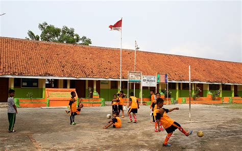 Bermain Sepak Bola Di Halaman Sekolah