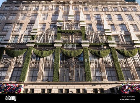Saks Fifth Avenue New York Exterior Hi Res Stock Photography And Images