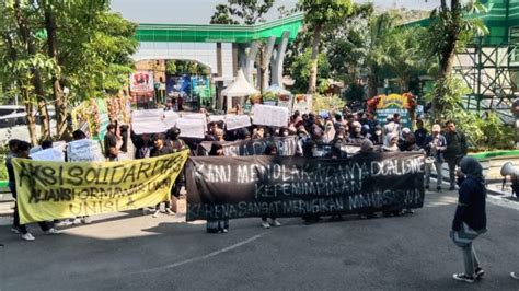 Tolak Dualisme Kepemimpinan Mahasiswa Unisla Gelar Unjuk Rasa