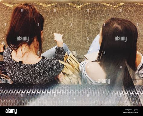 Deux Filles Assises Sur Un Banc Banque De Photographies Et D’images à Haute Résolution Alamy