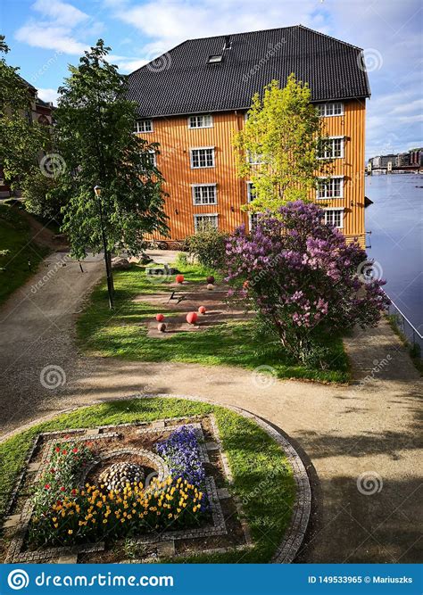 Arquitetura Do Centro Anterior Da Cidade Norueguesa No Rio Imagem