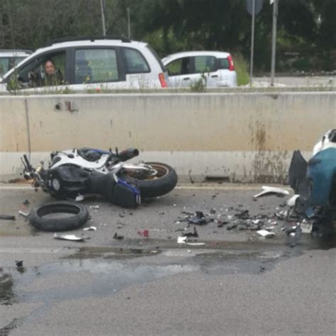 Incidente A Palermo Terribile Scontro Tra Un Auto E Una Moto In Via