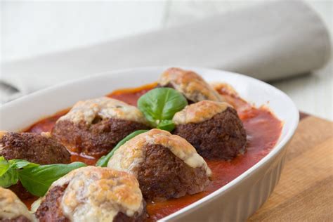 Überbackene Hackbällchen in Tomatensoße Rezept