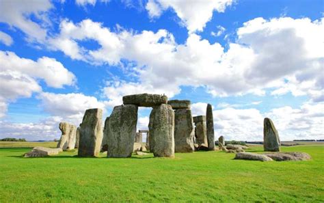 4 World-Famous Monuments You Must Visit in the UK