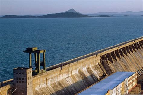 Hirakud dam - It is the longest earthen dam in the world.