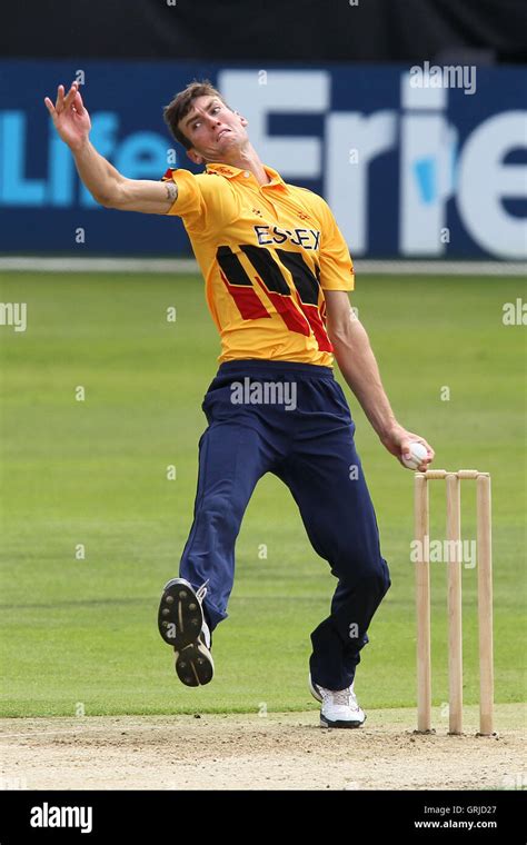 Reece Topley in bowling action for Essex - Essex Eagles vs Australia ...