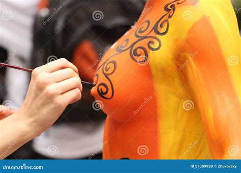 Artists Paint 100 Fully Nude Models Of All Shapes And Sizes During Second NYC Body Painting Day