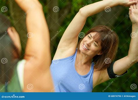 Due Donne Mature Che Tengono Misura E Che Streching Prima Del Pareggiare Fotografia Stock