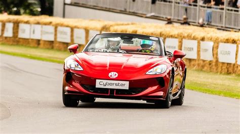 Video MG Cyberster hace debut dinámico en el Festival de la Velocidad