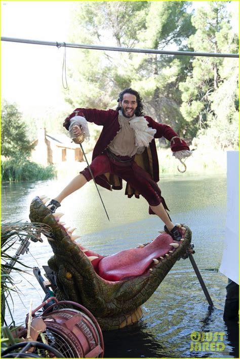 Russell Brand Captain Hook In Disney Parks Ad Campaign Photo 2695364