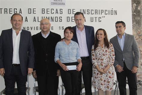 Entrega Mauricio Kuri becas de inscripción a estudiantes de la UTC